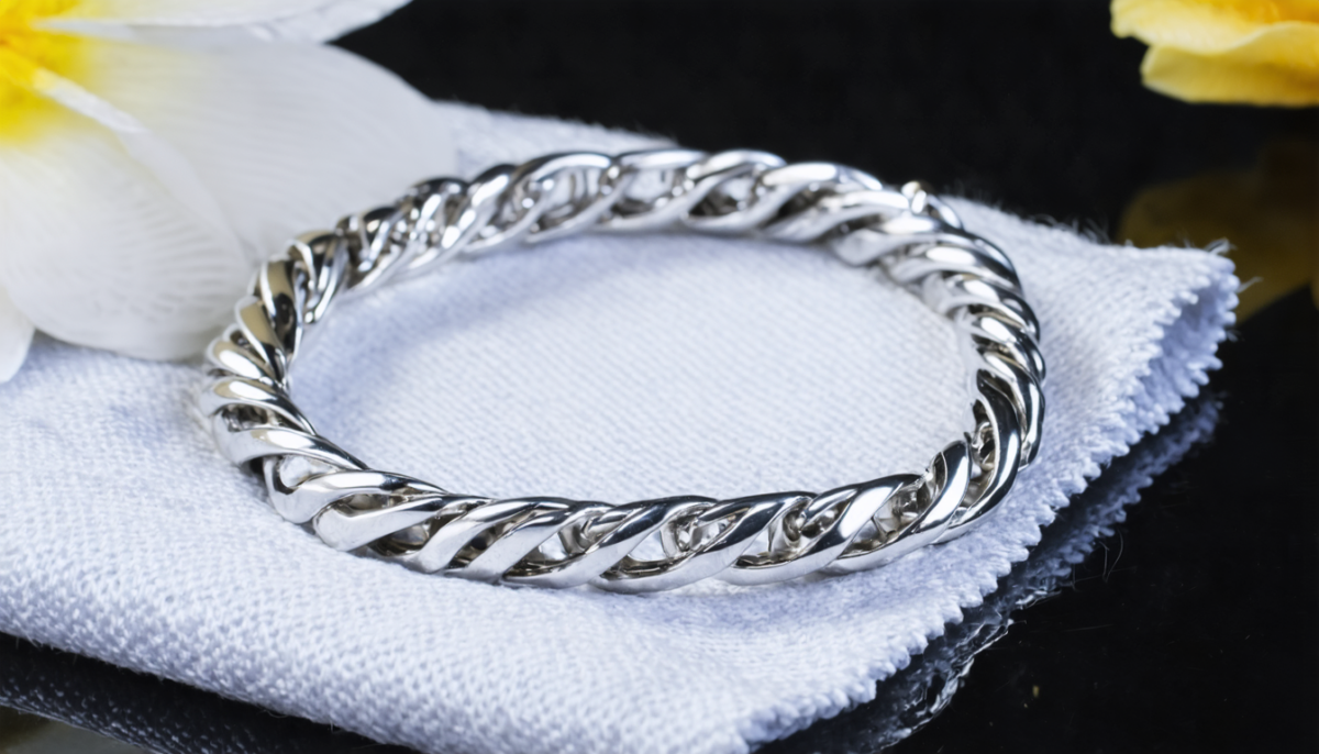 découvrez les meilleures astuces simples et efficaces pour redonner tout l'éclat à votre bracelet en argent et le faire briller comme neuf.